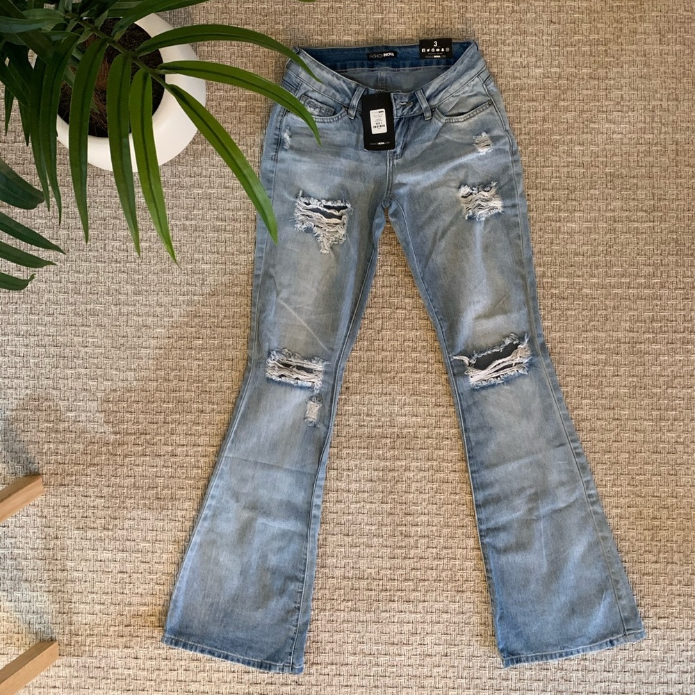 SZ 3. NWT FASHION NOVA FLARE JEANS